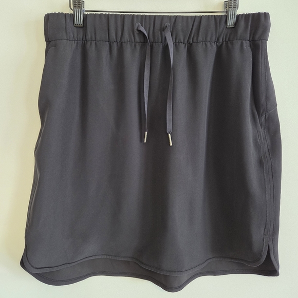 Lululemon Black Stretch Waist Skirt – Size 12 – Pockets - Picture 2 of 7
